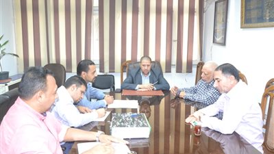 اجتماع مسئولي مشروع المواقف ومصلحة الضرائب بشأن ضريبة كسب العمل بالبحيرة