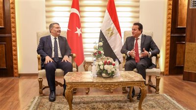 وزير الصحة ونظيره التركي يزوران المصابين من أهالي غزة في مستشفى العريش 