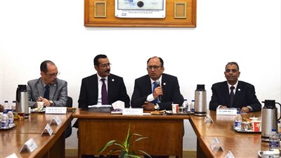 رئيس جامعة حلوان يشهد اجتماع مجلس كلية التربية