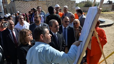 محافظ الإسماعيلية يتفقد مشروع شبكة تجفيف قرية الحجاز (صور) 
