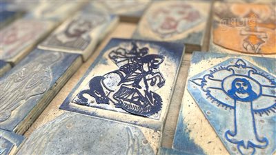 أسعارها تصل لـ 300 جنيه.. أقباط المنيا يدقون الصلبان ويوشمون القديسين على أجسادهم.. عوبيد نجم: ورثت المهنة عن والدي.. الأحبار أمريكية والمخدر موضعي (فيديو وصور)