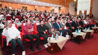 حسام موافي يتحدث عن مخاطر الوجبات السريعة والإدمان في ندوة بجامعة الفيوم