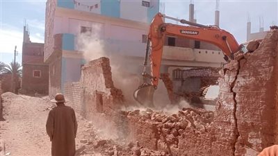 إزالة 3 منازل آيلة للسقوط بواحة الداخلة بالوادي الجديد