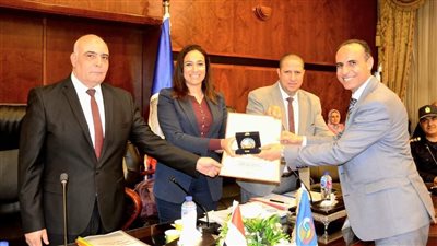 نائب محافظ البحيرة تكرم وكيل وزارة الصحة بالمحافظة تقديرا لمجهوداته