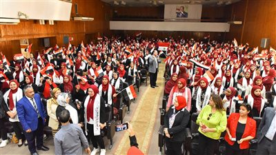 محافظ أسيوط يلتقي بـ 400 رائدة ريفية ويشدد على التوعية بالقضايا السكانية