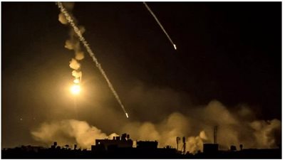 القوات الإسرائيلية تنفذ حزاما ناريا بالمناطق الشرقية والشمالية لمدينة خانيونس (فيديو)