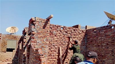 مجلس مدينة الأقصر ينفذ أعمال إزالة بناء مخالف 