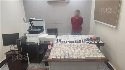 ضبط أخطر مزور في أسيوط، تزوير الشهادات و50 خاتما للجهات الحكومية ونصف مليون المضبوطات