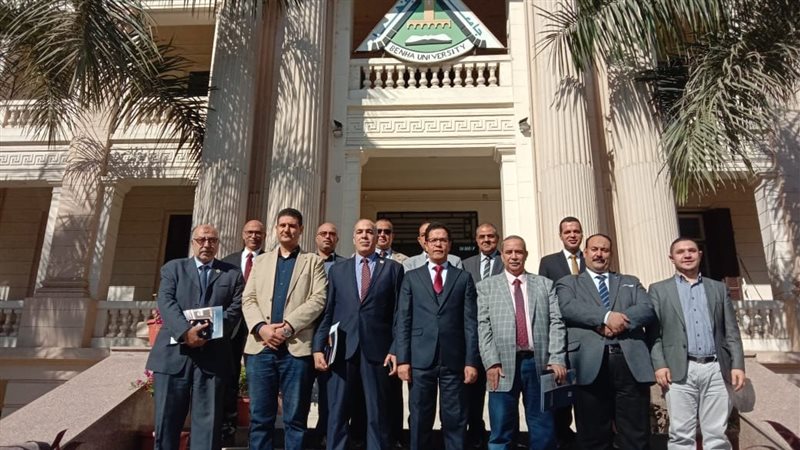رئيس جامعة بنها يكرم