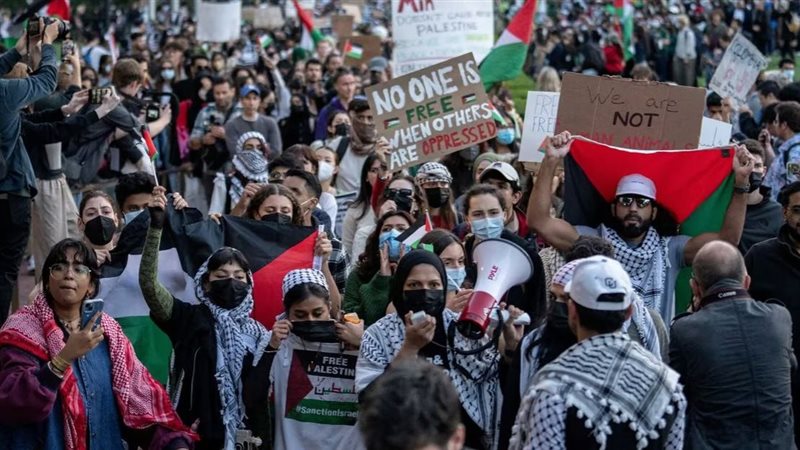 طلاب الجامعات المؤيدين