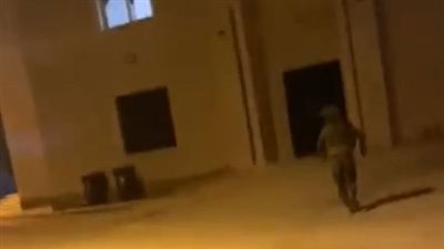 جندي إسرائيلي يطلب من زميله تصويره أثناء إلقاء قنبلة داخل مسجد بالضفة الغربية (فيديو)