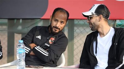 وليد سليمان ومؤمن زكريا يحضران مباراة الأهلي 2009 أمام البنك (فيديو)