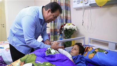 وزير الصحة يطمئن على الطفل الفلسطيني عبد الله الكحيل بمعهد ناصر (صور)