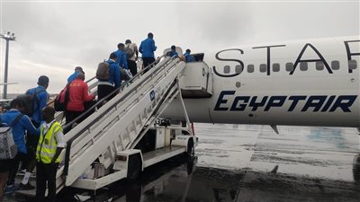 مصر للطيران تنقل ثلاثة منتخبات دولية للمشاركة في تصفيات كأس العالم لكرة القدم 2026