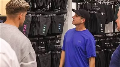 أرباحه المتوقعة 100 مليون دولار، شاب يتحول من عامل نجارة إلى مليونير 