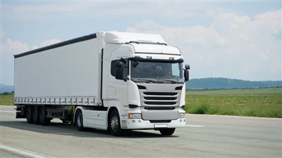 بعد وفاة صديقه، سائق شاحنة ينجح في إنقاذ سيدة (فيديو)