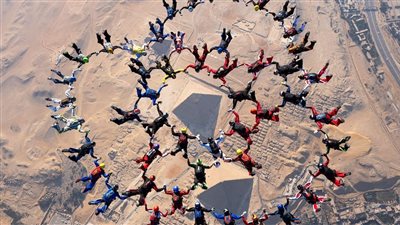 نائب وزير السياحة تشارك في انطلاق الحدث الرياضي للقفز بالمظلات بالأهرامات