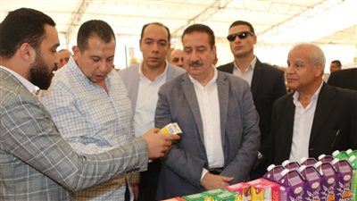 محافظ المنوفية يتفقد معرض معا ضد الغلاء (صور) 