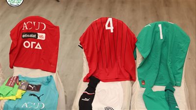 منتخب مصر بالأحمر وسيراليون بالأزرق في مباراة الغد بتصفيات المونديال (صور)