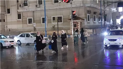  طوارئ بالمحافظات لمواجهة المنخفض الجوي.. التنمية المحلية توجه بنشر سيارات سحب مياه الأمطار بالشوارع.. وتحذيرات من الاقتراب من الأشجار وأعمدة الإنارة 