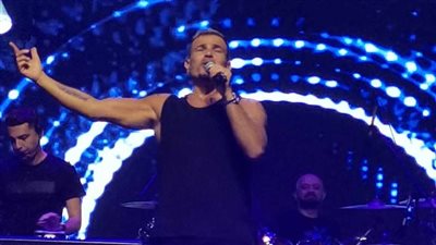 عمرو دياب بإطلالة مستوحاة من Prince Royce في حفل الإمارات (صور)