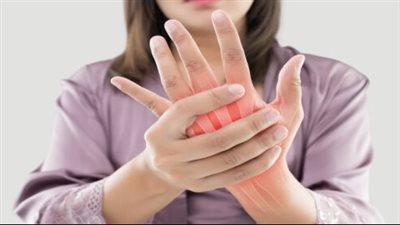 تعاني من آلام في مفاصل اليدين، إليك هذه النصائح