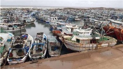 لحين تحسن الأحوال الجوية، توقف حركة الملاحة والصيد بميناء البرلس