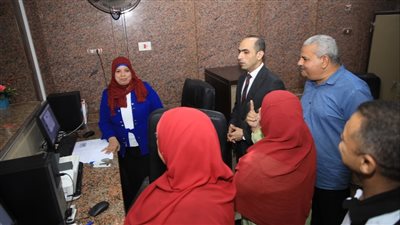 نائب محافظ سوهاج يتفقد سير العمل بالمركز التكنولوجي لخدمة المواطنين بأخميم (صور)