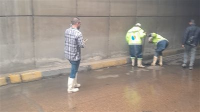 تكثيف الجهود لشفط وكسح مياه الأمطار من شوارع وميادين الإسكندرية (صور)