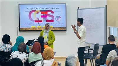 رئيس جامعة طيبة التكنولوجية يتلقى تقريرا بأنشطة مركز رعاية الموهوبين والنوابغ