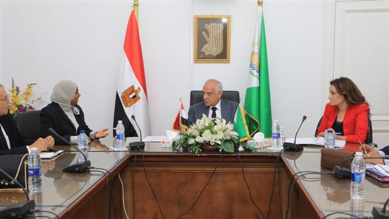 محافظ الجيزة في اجتماع