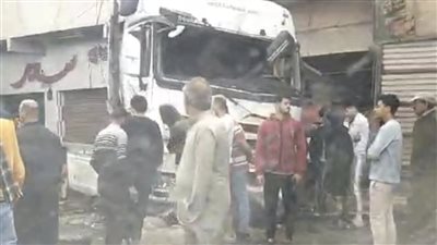 بسبب سوء الأحوال الجوية.. سقوط عامود إنارة وشجرة على طريق ميت غمر المنصورة (فيديو وصور )