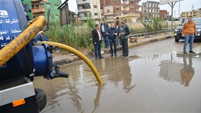 محافظ الغربية يستكمل جولاته الميدانية لمتابعة رفع مياه الأمطار من الشوارع