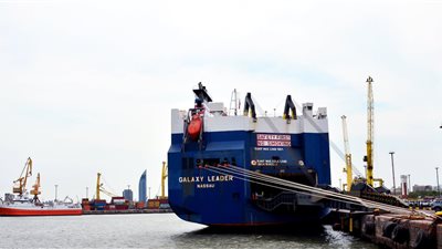 إنزال مسلحين عبر هليكوبتر، شبكة أمريكية تكشف تفاصيل مثيرة عن السفينة المختطفة بالبحر الأحمر