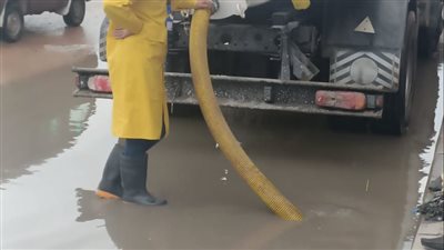 أحياء العجمي والعامرية والمنتزة تواصل رفع مياه الأمطار بالإسكندرية (صور)