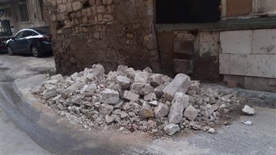 انهيار أجزاء من عقار بحى الجمرك فى الإسكندرية 