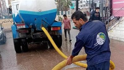 مياه الدقهلية ترفع درجة الاستعداد للتعامل مع تجمعات مياه الأمطار (صور)