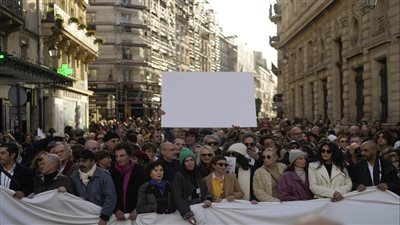 الفنانون الفرنسيون ينظمون مسيرة صامتة من أجل السلام بين الإسرائيليين والفلسطينيين (صور)