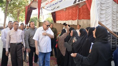 السكر بـ 37 والزيت بـ 40 جنيها، محافظ أسيوط يتفقد أسعار السلع في منافذ البيع