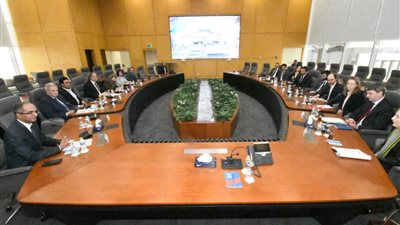 وزير الإسكان يبحث موقف تنفيذ المشروعات المشتركة مع بنك الاستثمار الأوروبي