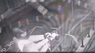 لحظة تعرض ممثلة فلسطين في بريطانيا لهجوم رابع (فيديو)