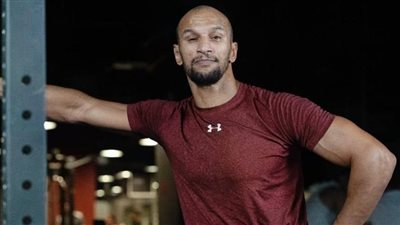 عائشة بن أحمد تتسبب في مشاجرة بين أحمد مكي وكرم جابر 