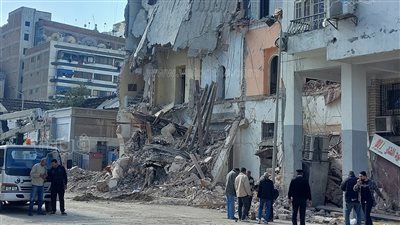 التفاصيل الكاملة لانهيار عقار بورسعيد.. أب وأولاده ضمن الضحايا.. والمحافظ: صرف 75 ألف جنيه لكل أسرة (فيديو وصور)