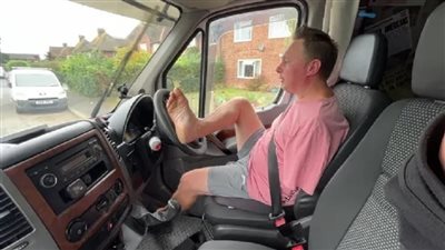 في بريطانيا، سائق بدون ذراعين يقود شاحنة بقدميه