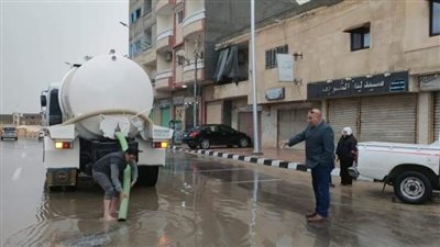 سحب مياه الأمطار من شوارع العريش (صور)