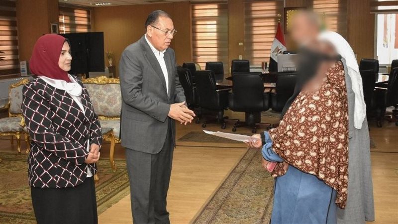 محافظ الشرقية يسلم