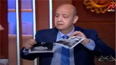 على طريقة جابر القرموطي، عمرو أديب يمزق صورة نتنياهو على الهواء 