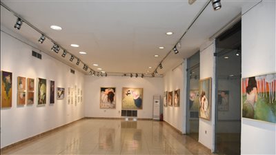 رئيس قطاع الفنون التشكيلية يفتتح معرضين بمركز محمود مختار الثقافي