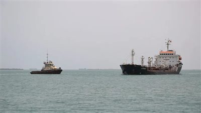 خوفا من الحوثيين، سفينتان تابعتان لرجل أعمال إسرائيلي تغيران مسارهما في خليج عدن