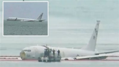 طائرة عسكرية أمريكية عملاقة تنحرف عن المدرج وتسقط في البحر (فيديو)